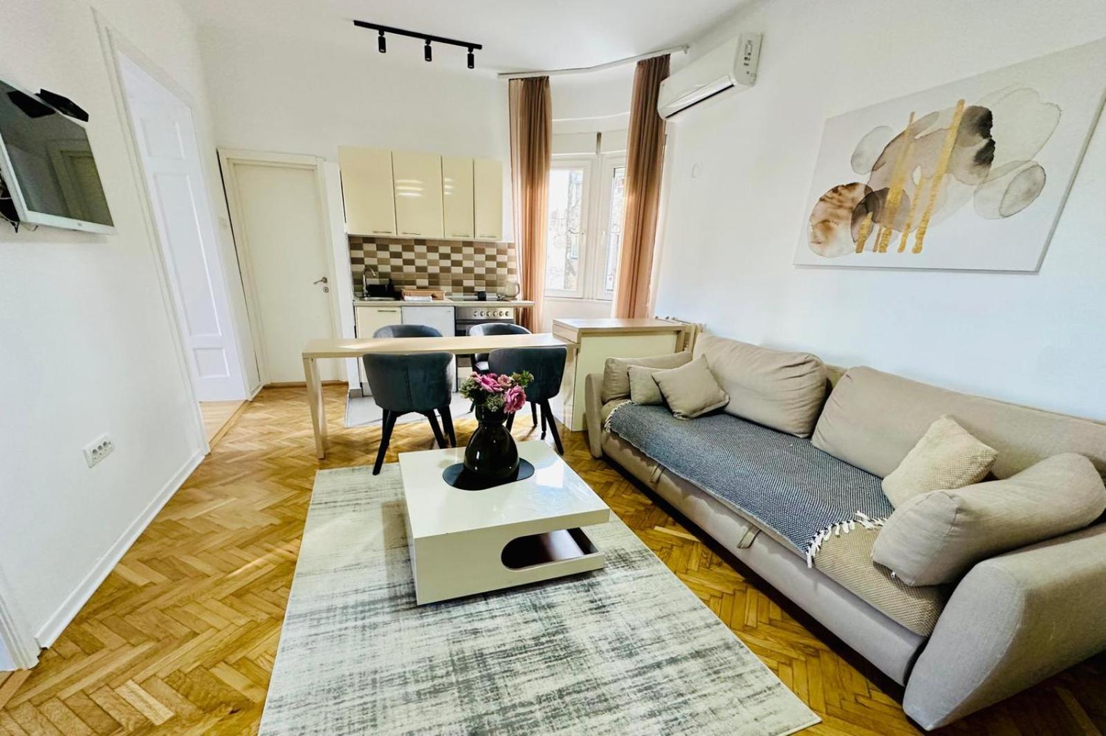 Center Apartment *